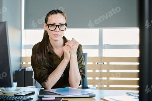 Preview: Businesswoman Posing at Her Desk in the Office