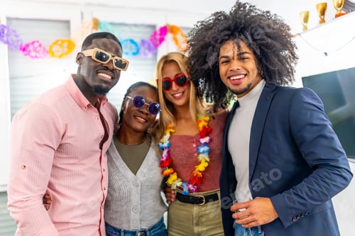 Visualização: Retrato de quatro pessoas multiétnicas em uma festa em casa