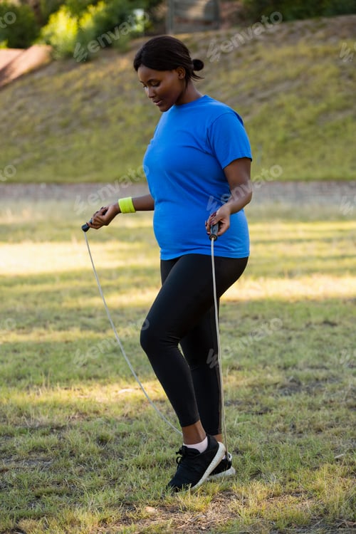 Preview: Fit woman skipping rope in the park