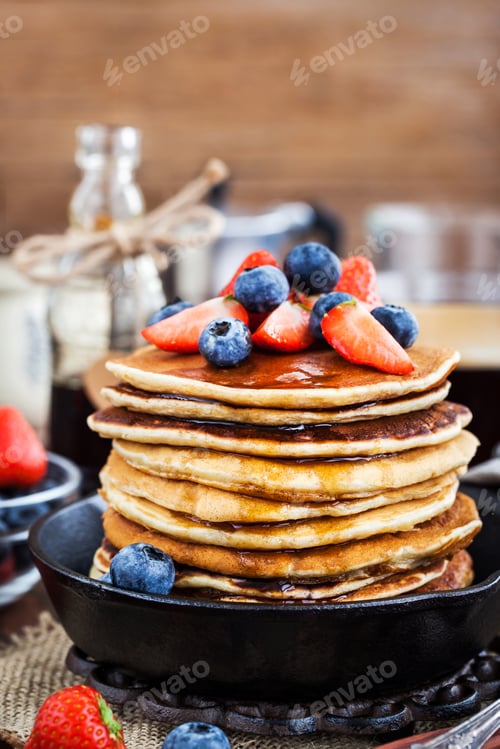 Preview: Stack of freshly prepared banana pancakes with fresh berries