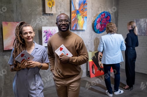 Preview: Young couple visiting exhibition in gallery