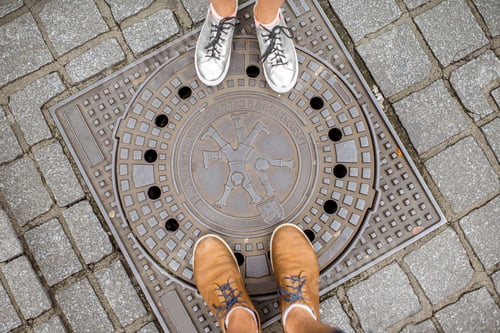 Preview: Couple traveling in Dusseldorf city