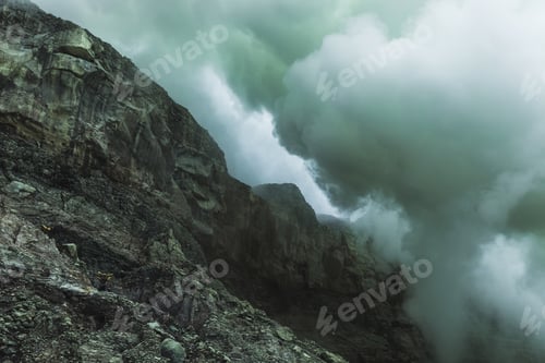 Preview: Dangerous trip Inside Ijen volcano crater
