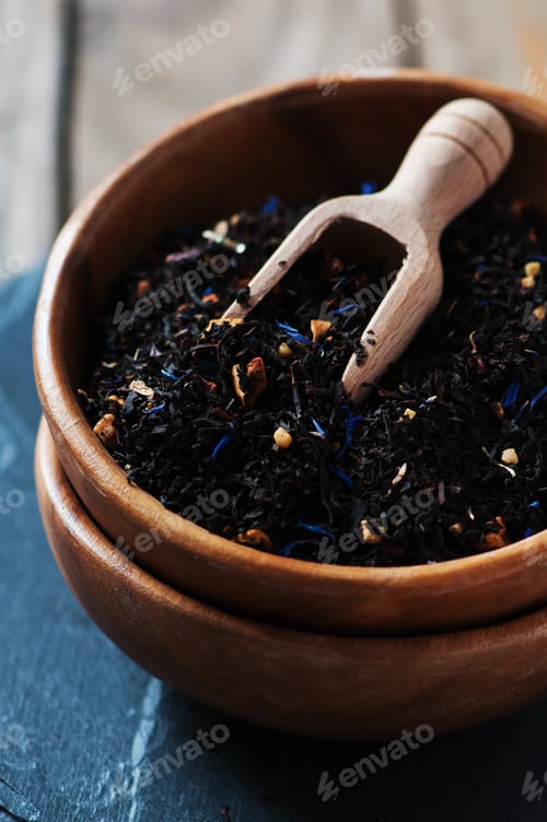 Preview: Raw black tea on the wooden table