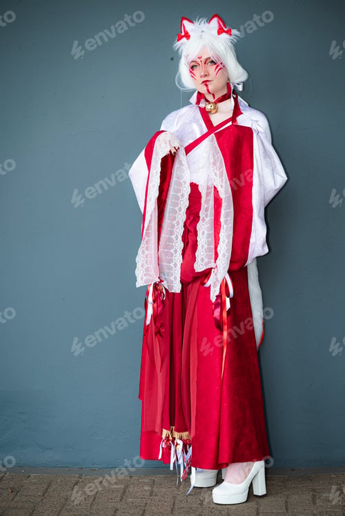 Preview: Girl in a cat priestess outfit at an event