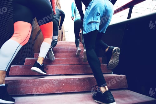 Preview: Cropped shot of runners in sportswear