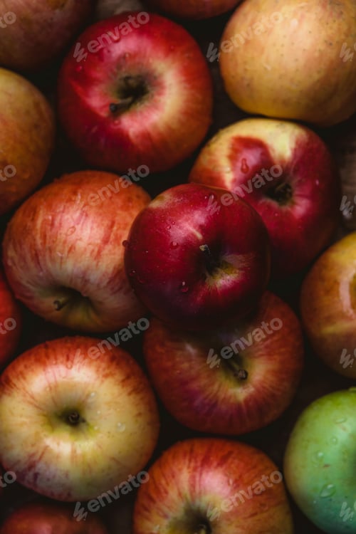 Preview: full frame image of pile of apples with water drops