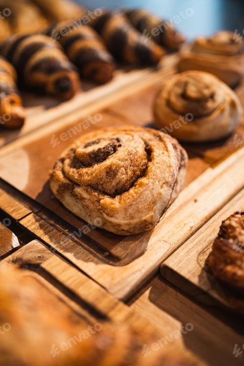 Preview: Shot of a group of cinnamon rolls in a cafe showcase. Brunch concept.