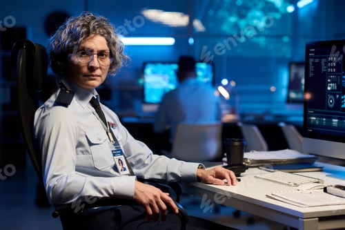 Preview: Experienced female officer in uniform