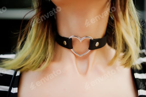 Preview: Choker with heart on neck of girl.