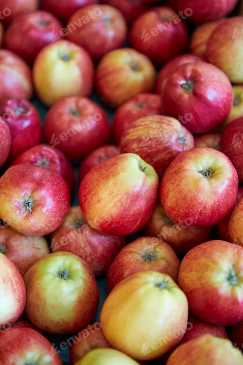 Preview: Full Frame Shot Of Fresh Apples Displayed In Organic Farm Shop