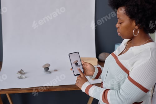 Preview: Black Woman using Smartphone in Studio