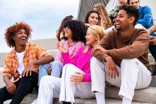 Vorschau: Fröhliche, verspielte multiethnische Gruppe junger Freunde, die sich im Freien treffen