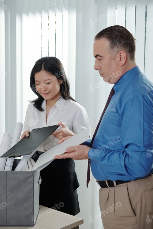 Preview: Man helping colleague to pack belongings
