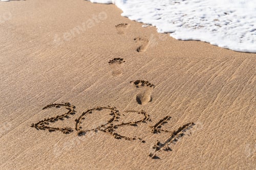 Visualização: 2024 escrito à mão na areia em uma bela praia