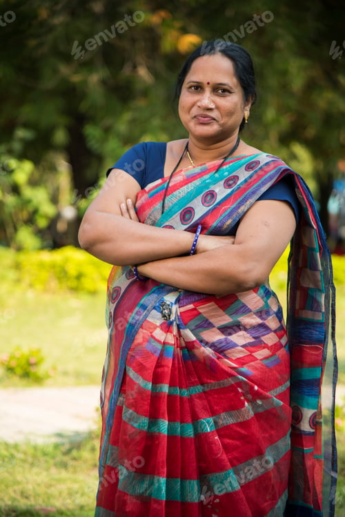 Preview: Portrait of a traditionally dressed woman of Indian origin