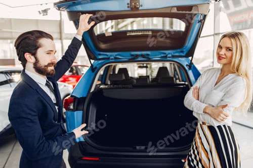 Visualização: Mulher estilosa e elegante em um salão de automóveis