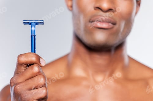 Preview: Man holding razor blade.