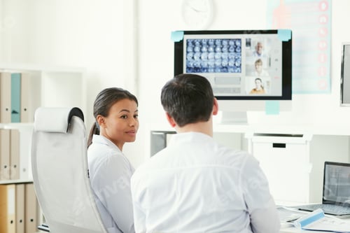 Médicos que trabajan con imágenes de rayos X