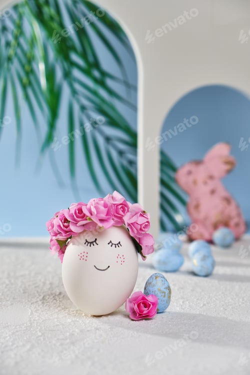 Visualização: Ovo de páscoa branco natural com rosto doce desenhado