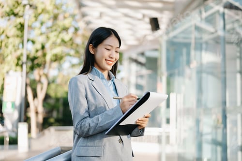 Preview: Asian business woman leader entrepreneur, professional manager holding digital tablet computer