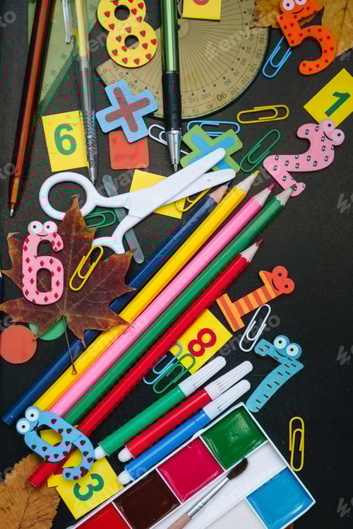 Visualização: Conceito de volta às aulas. Material escolar e de escritório em fundo de quadro-negro. Postura plana