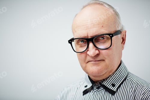 Preview: Senior in glasses