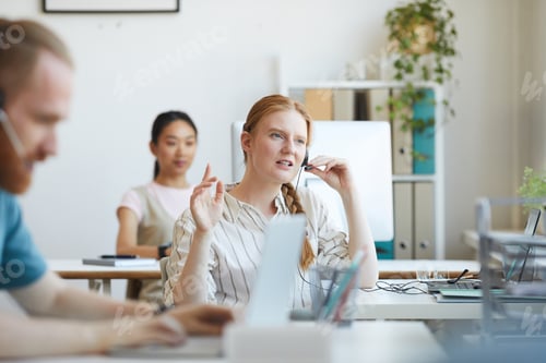 Preview: Woman consulting the client