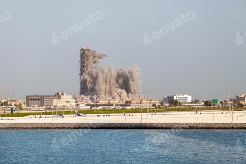 Preview: Controlled demolition of the high rise building - Meena Plaza in Abu Dhabi