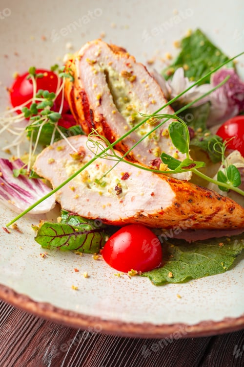 Preview: Fresh salad with chicken breast, arugula and tomato on a plate