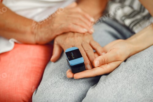 Preview: The sensor measuring the pulse and oxygen in the blood on the finger