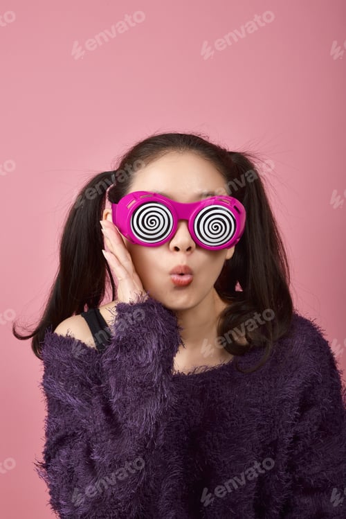 Preview: Surprised asian woman