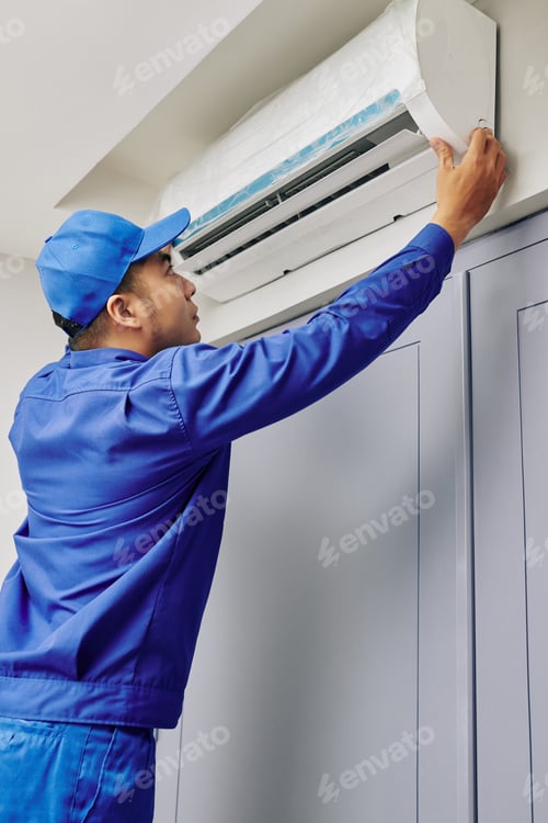 Preview: Repairman checking broken air conditioner