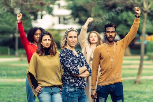 Vista previa: mujer seria con los brazos cruzados lidera un grupo de personas