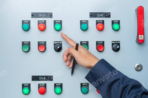 Vista previa: Engineer checks MDB, AMCC, AHU cabinet status, link to control room.