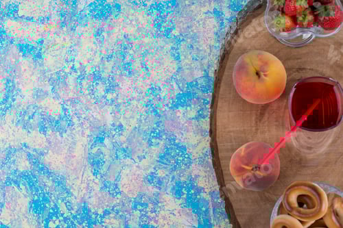 Preview: Red strawberries and peaches with a glass of juice and cookies on a wooden platter
