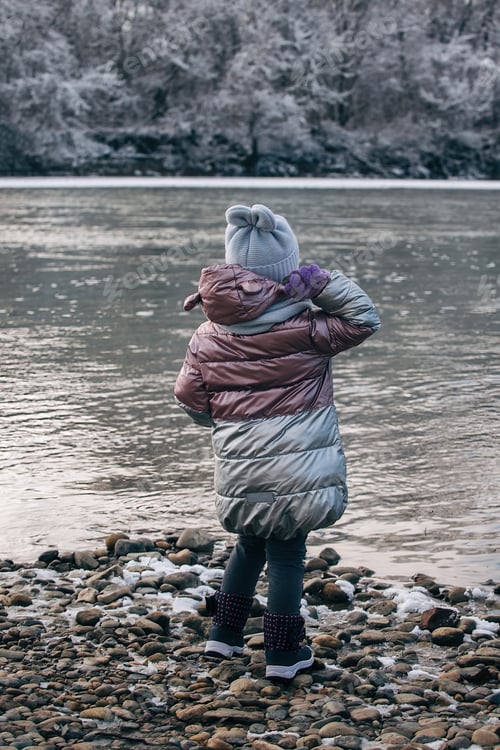 Preview: children's walks in winter near the pond