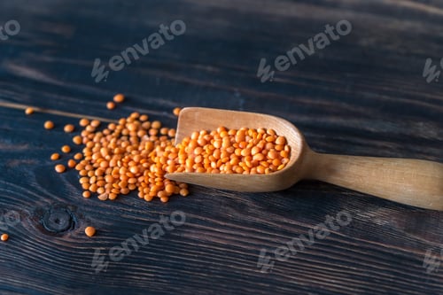 Preview: Red lentils in a scoop