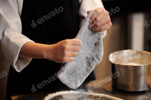 Preview: Pizza Maker Kneading Dough