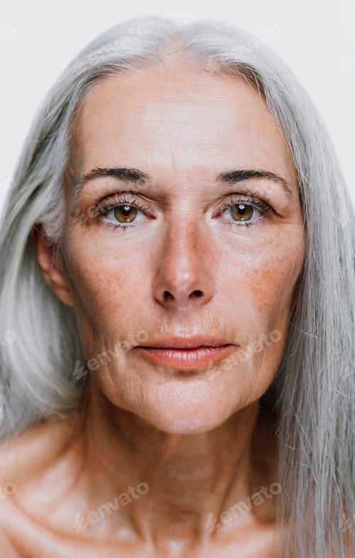 Vorschau: Schöne Seniorin posiert auf einer Beauty-Fotosession.