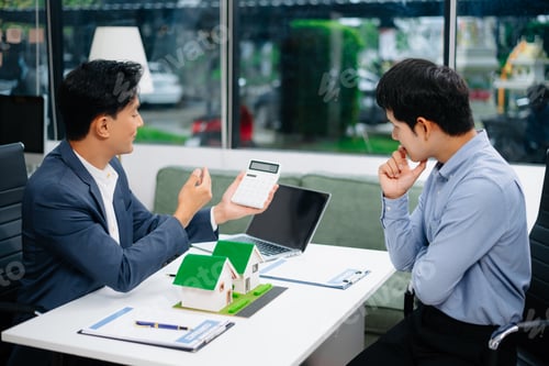 Visualização: Acordo de negócios imobiliários com vendedores asiáticos e modelo de casa