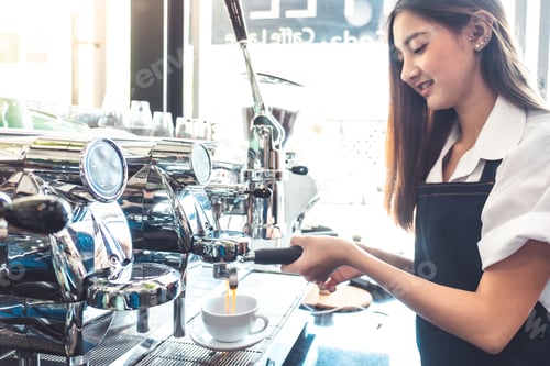 Preview: WOMAN SMES CAFE