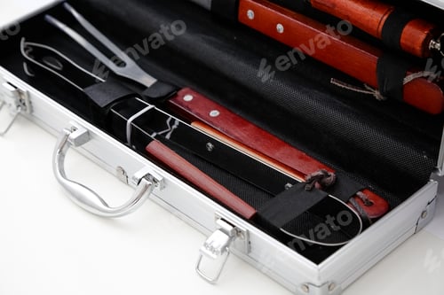 Preview: Maleta de metal com facas e garfos para churrasco na cor cinza.