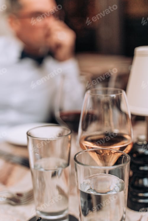 Preview: Water and wine glasses in restaurant