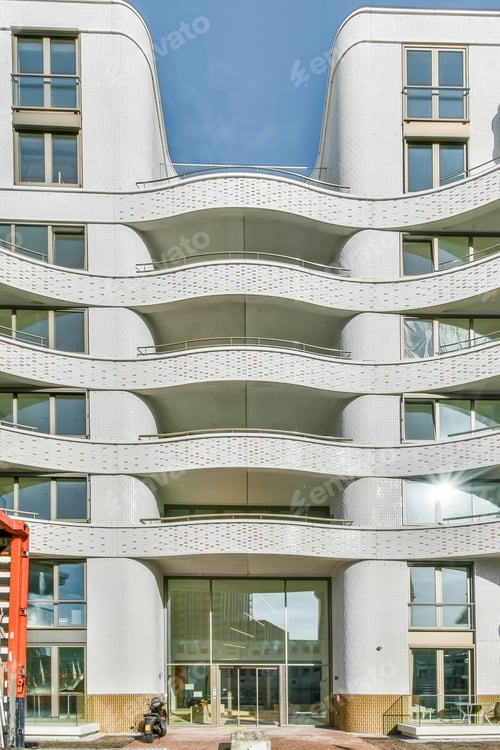 Preview: Beautiful multi-storey white building