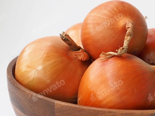 Preview: Onions in a wooden bowl on a white background