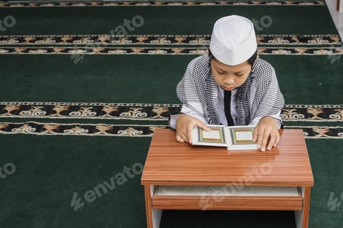 Preview: Muslim children reading Quran