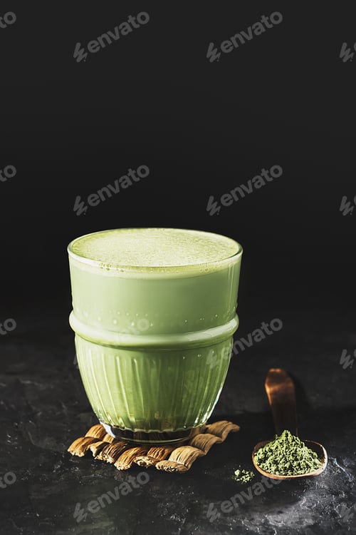 Preview: A glass of matcha tea on a dark concrete background with copy space.