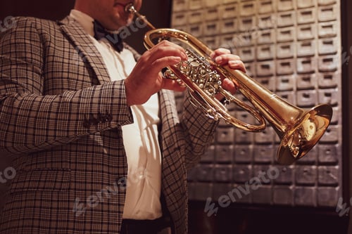 Preview: Man sounds the trumpet
