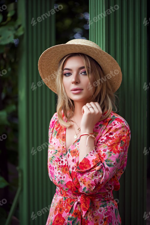 Preview: Amazing young woman in Saint Petersburg